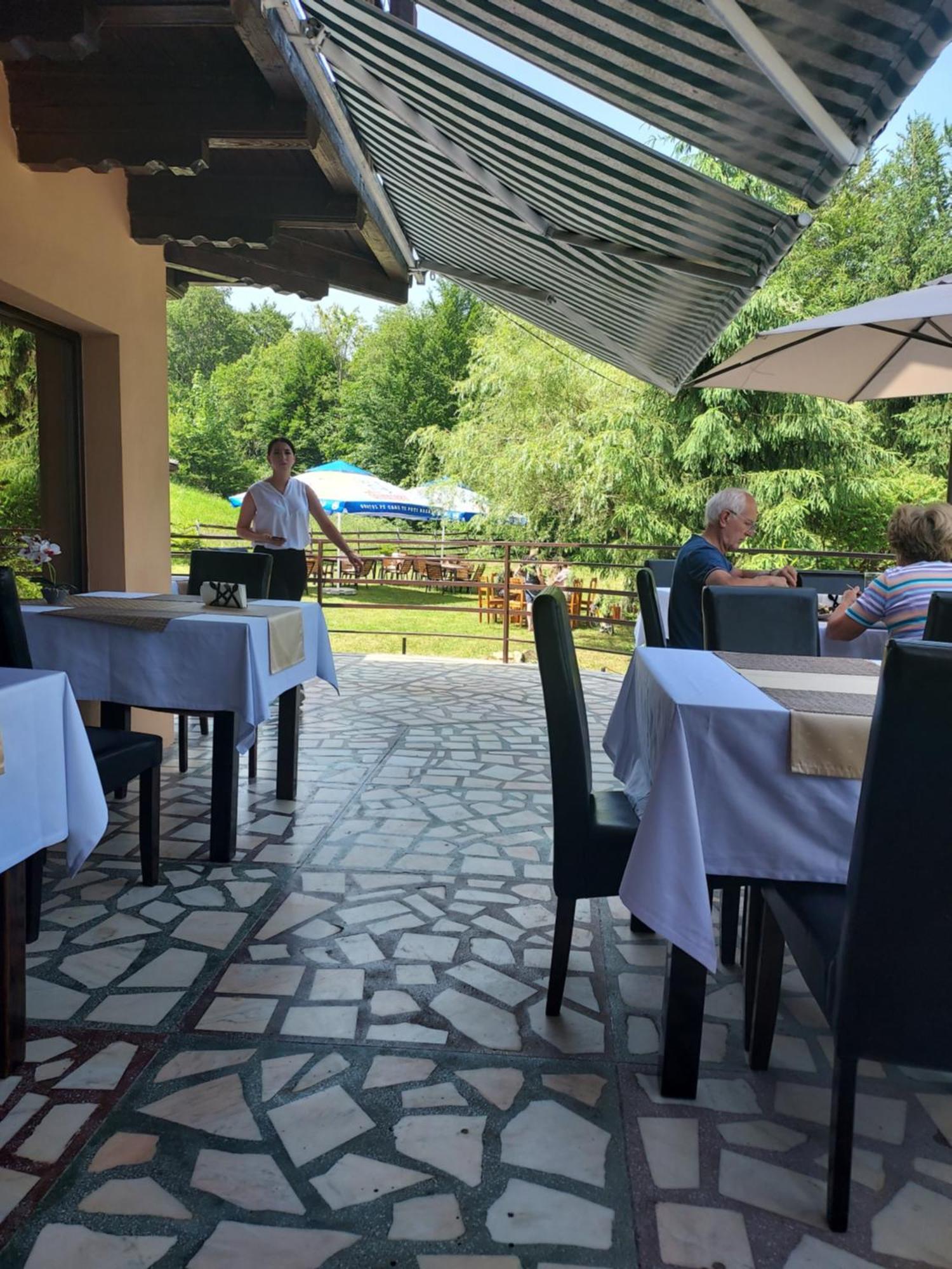 Pensiunea La Taverna Traisteni Ngoại thất bức ảnh