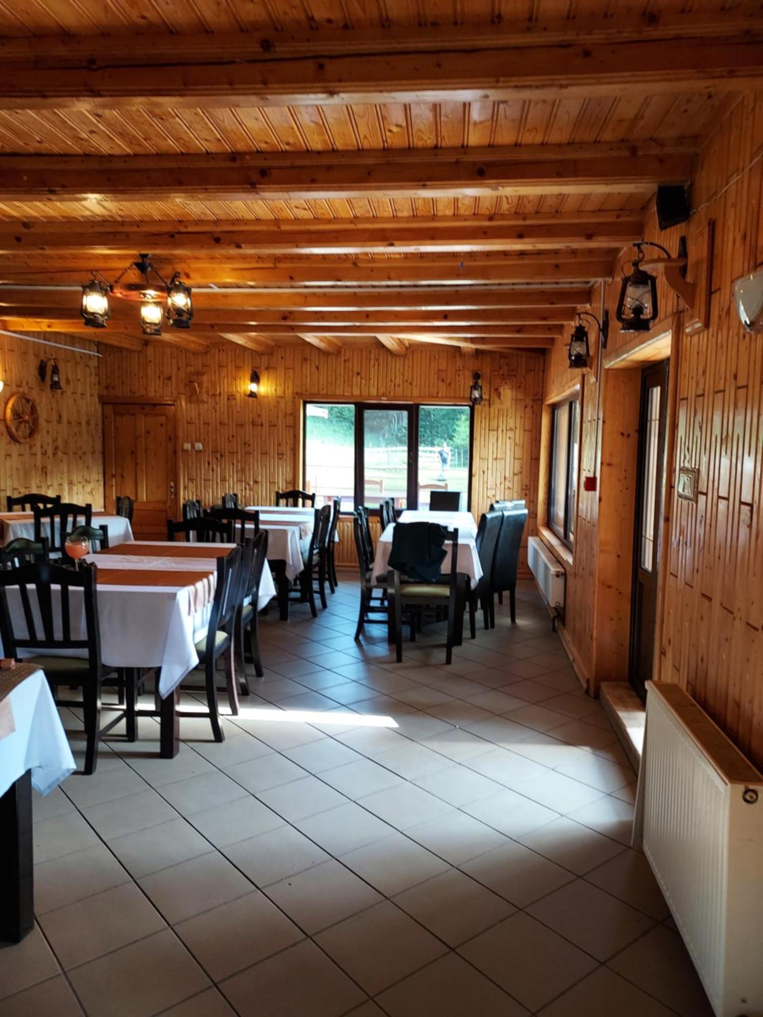 Pensiunea La Taverna Traisteni Ngoại thất bức ảnh