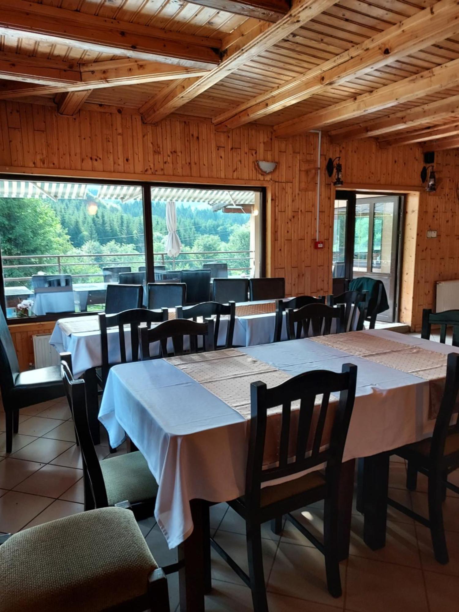 Pensiunea La Taverna Traisteni Ngoại thất bức ảnh