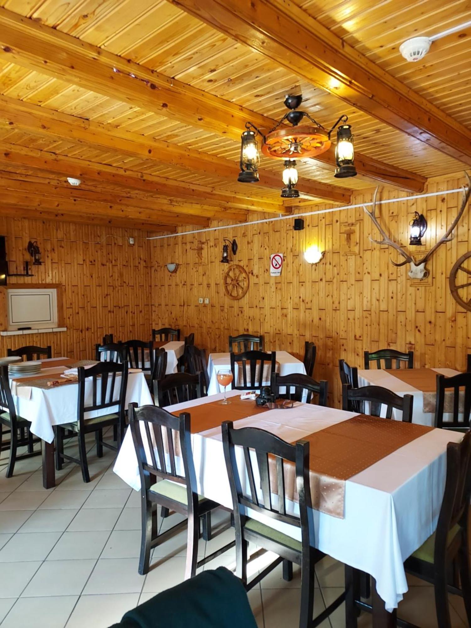 Pensiunea La Taverna Traisteni Ngoại thất bức ảnh