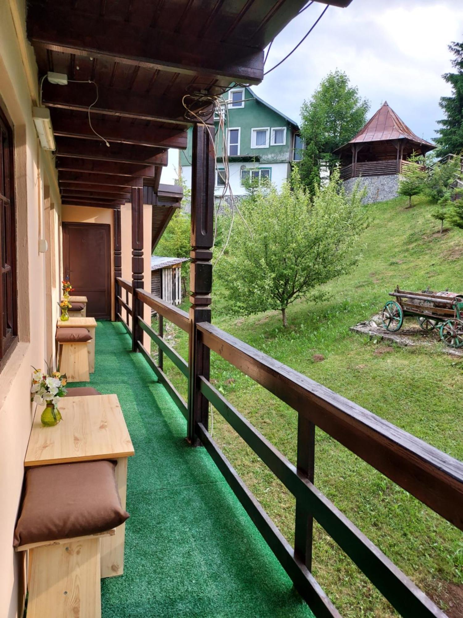 Pensiunea La Taverna Traisteni Ngoại thất bức ảnh