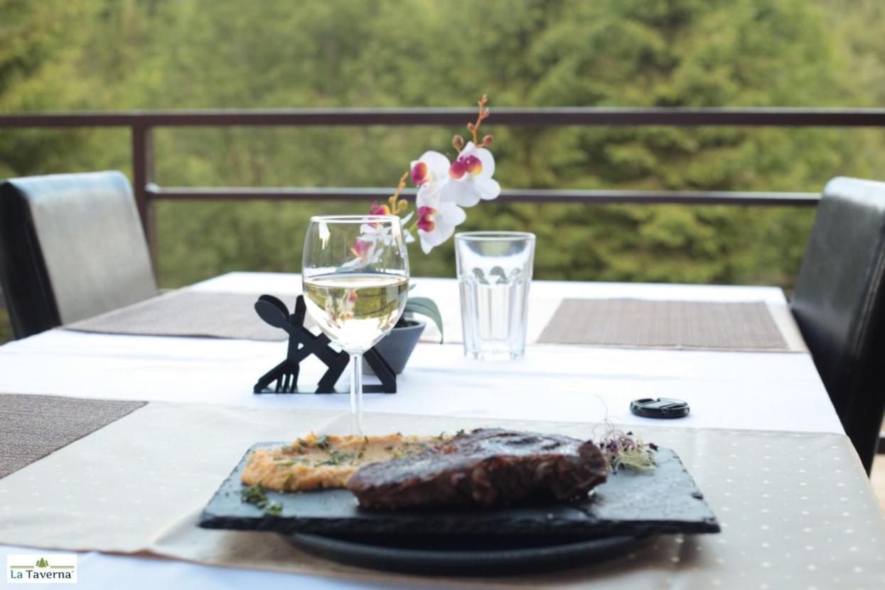 Pensiunea La Taverna Traisteni Ngoại thất bức ảnh
