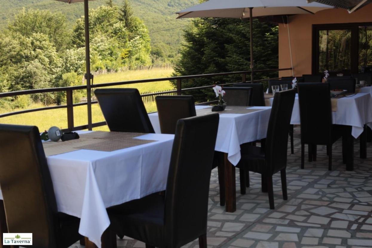 Pensiunea La Taverna Traisteni Ngoại thất bức ảnh
