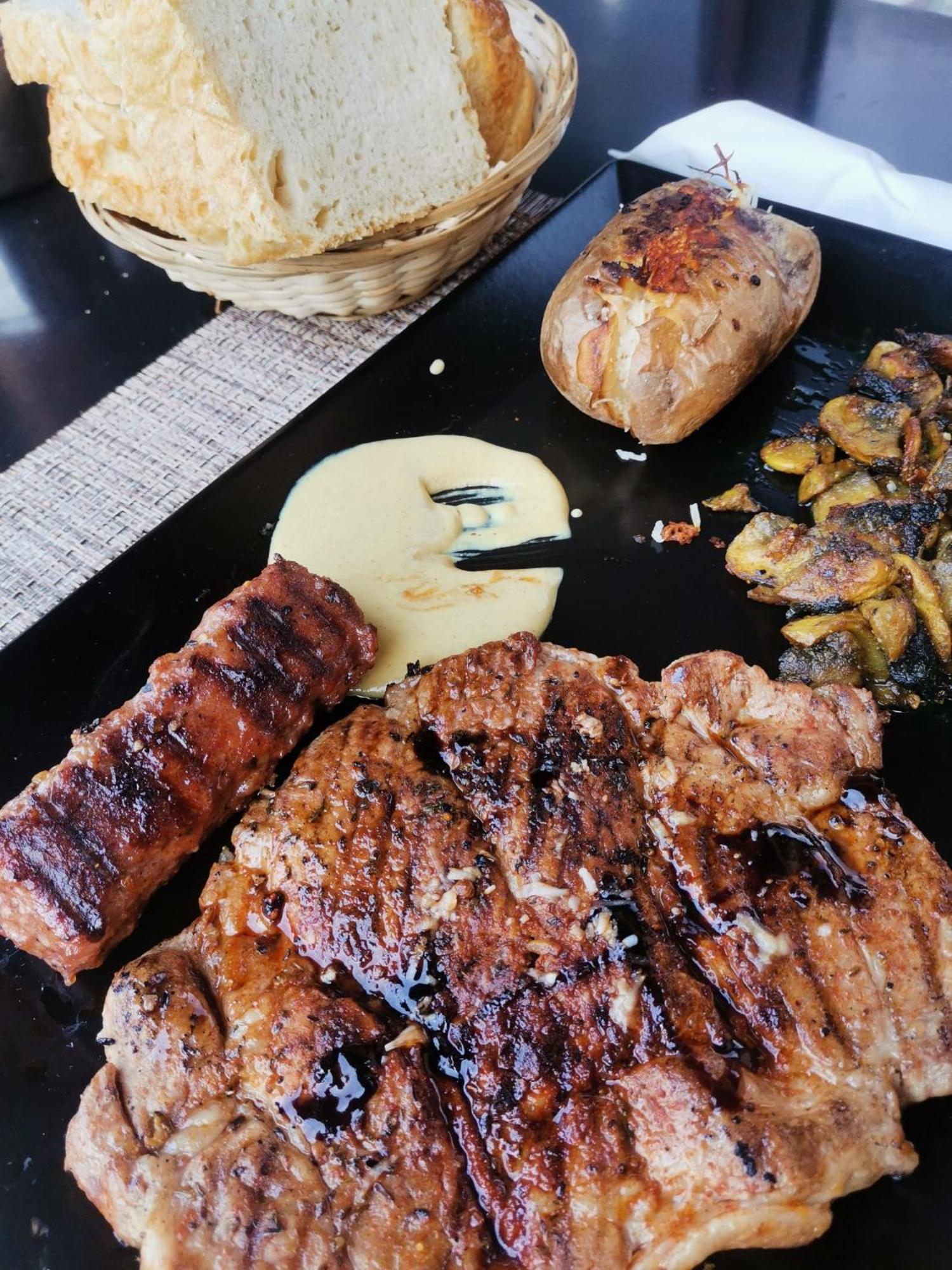 Pensiunea La Taverna Traisteni Ngoại thất bức ảnh