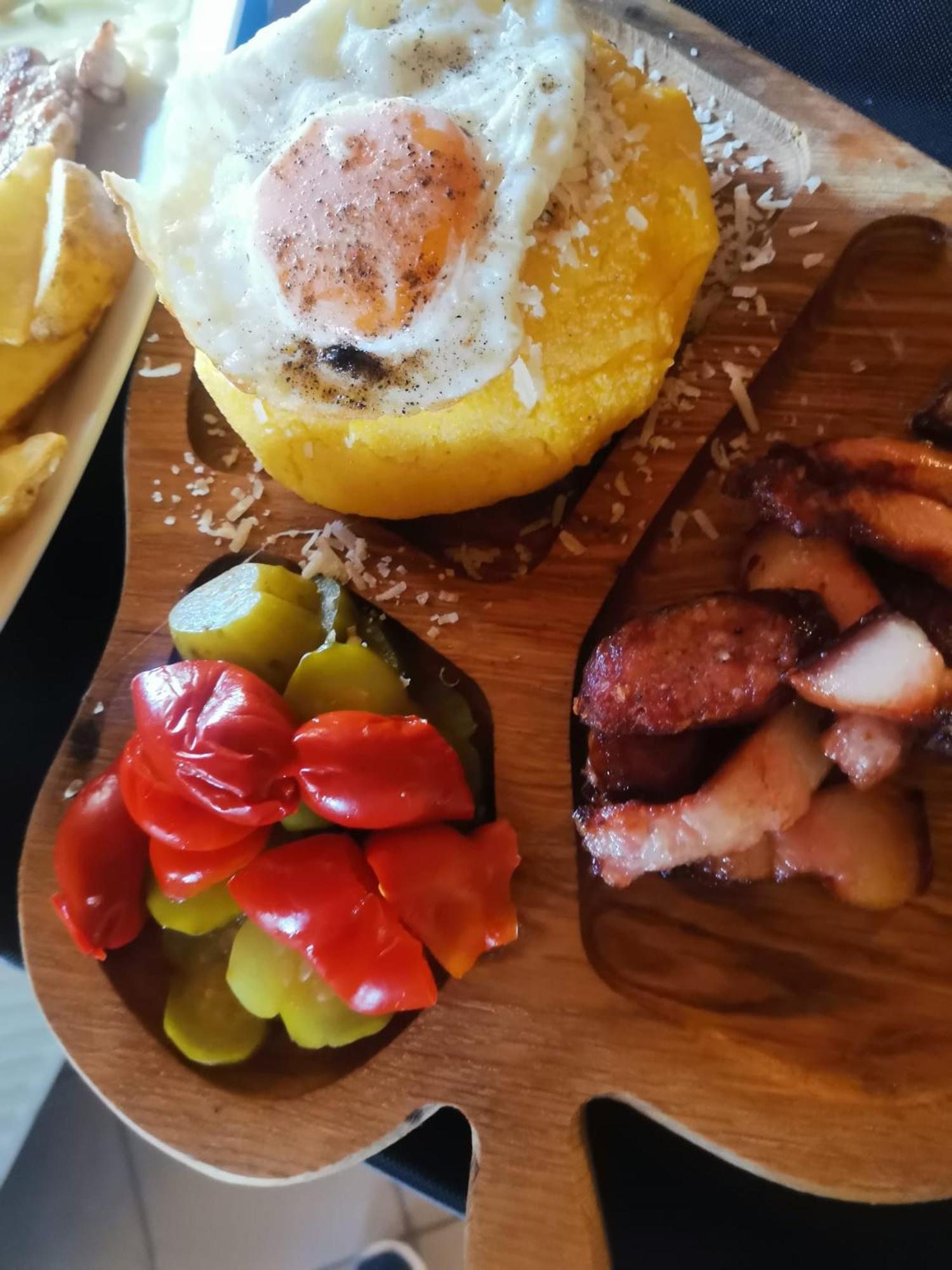 Pensiunea La Taverna Traisteni Ngoại thất bức ảnh
