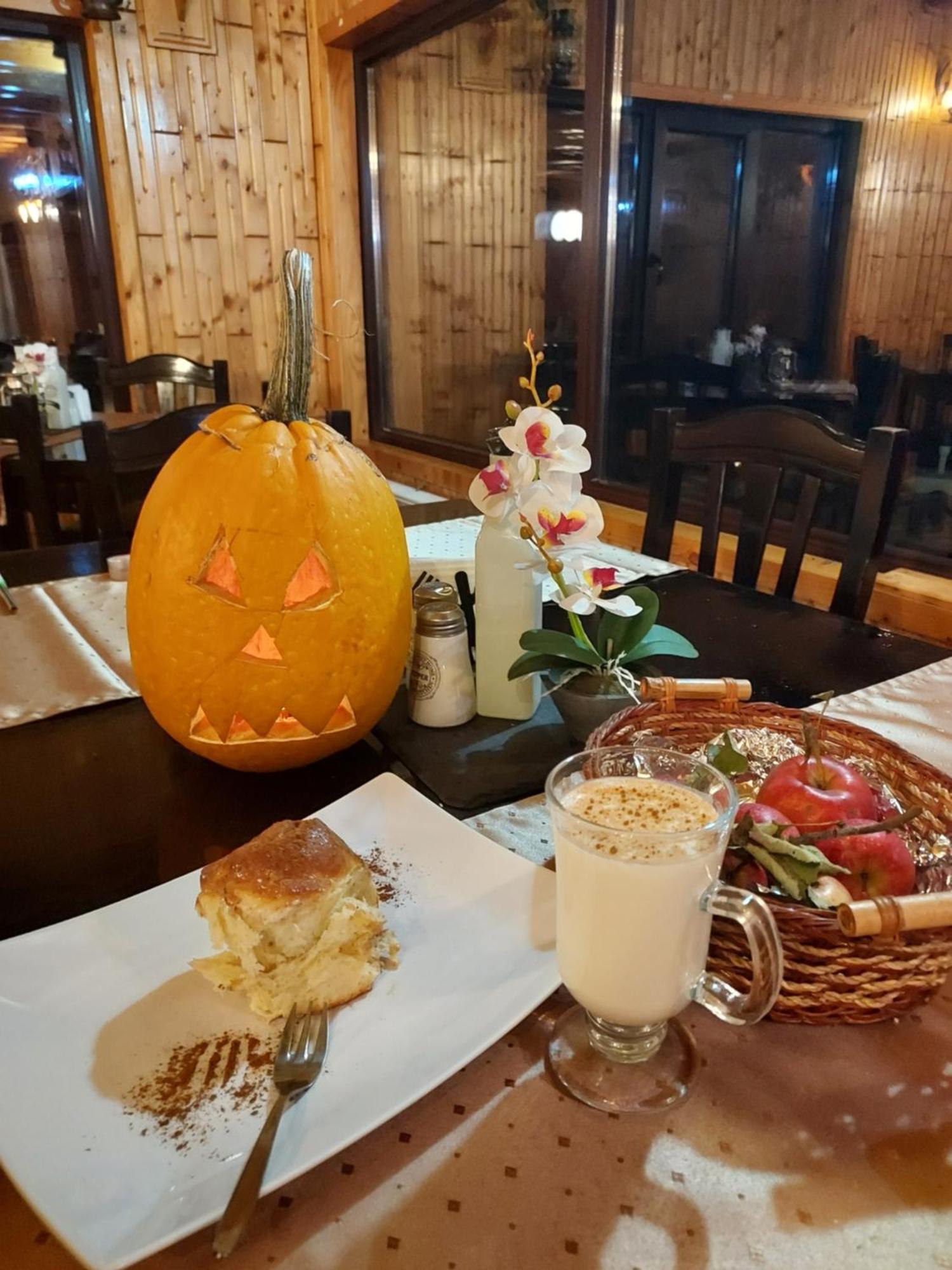 Pensiunea La Taverna Traisteni Ngoại thất bức ảnh
