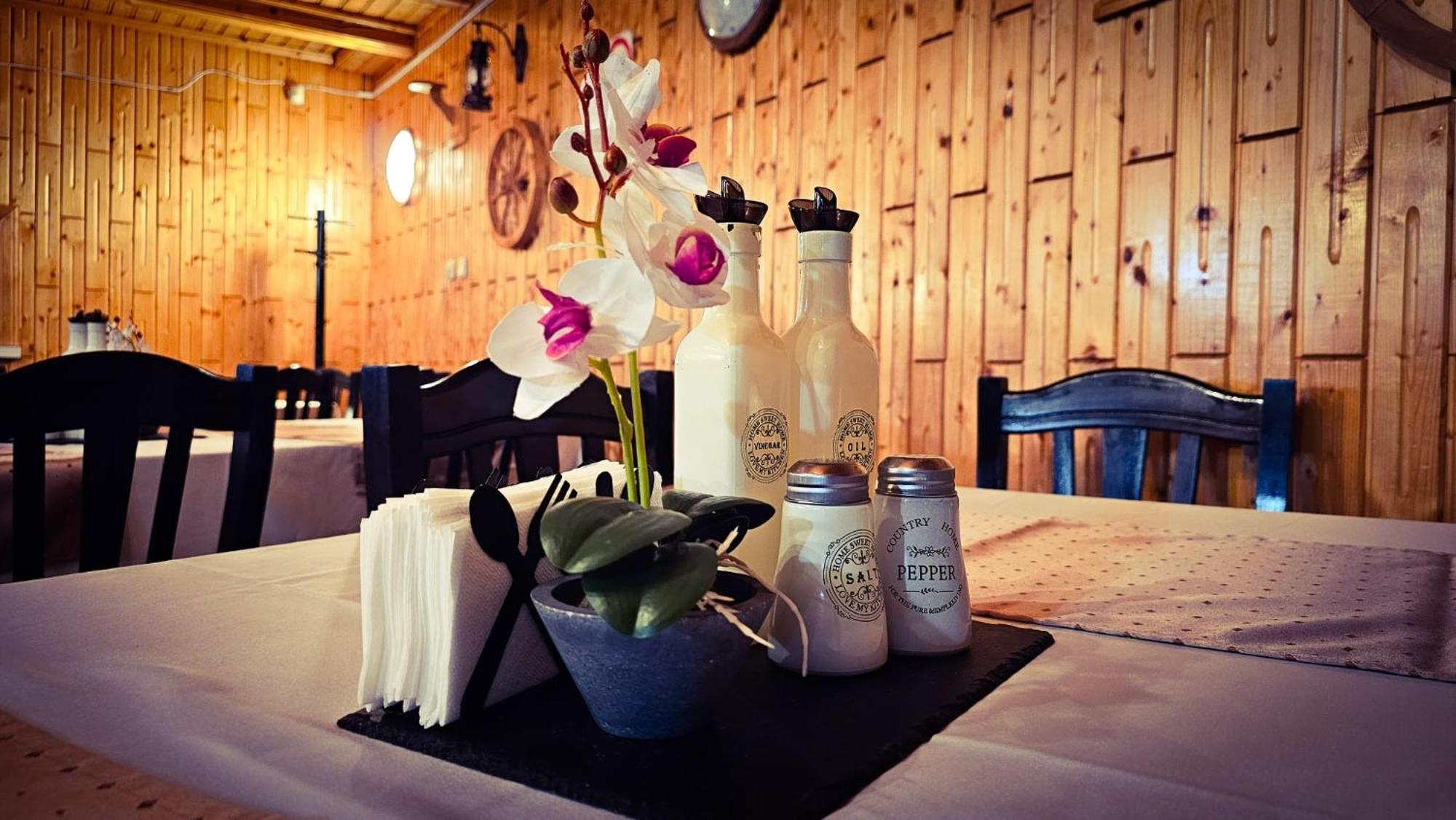 Pensiunea La Taverna Traisteni Ngoại thất bức ảnh
