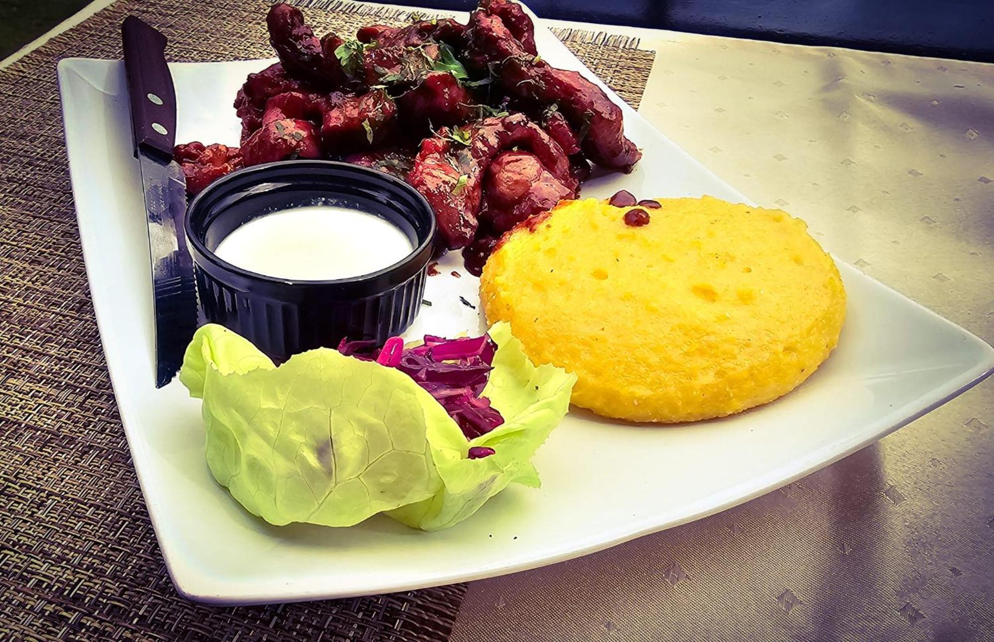 Pensiunea La Taverna Traisteni Ngoại thất bức ảnh