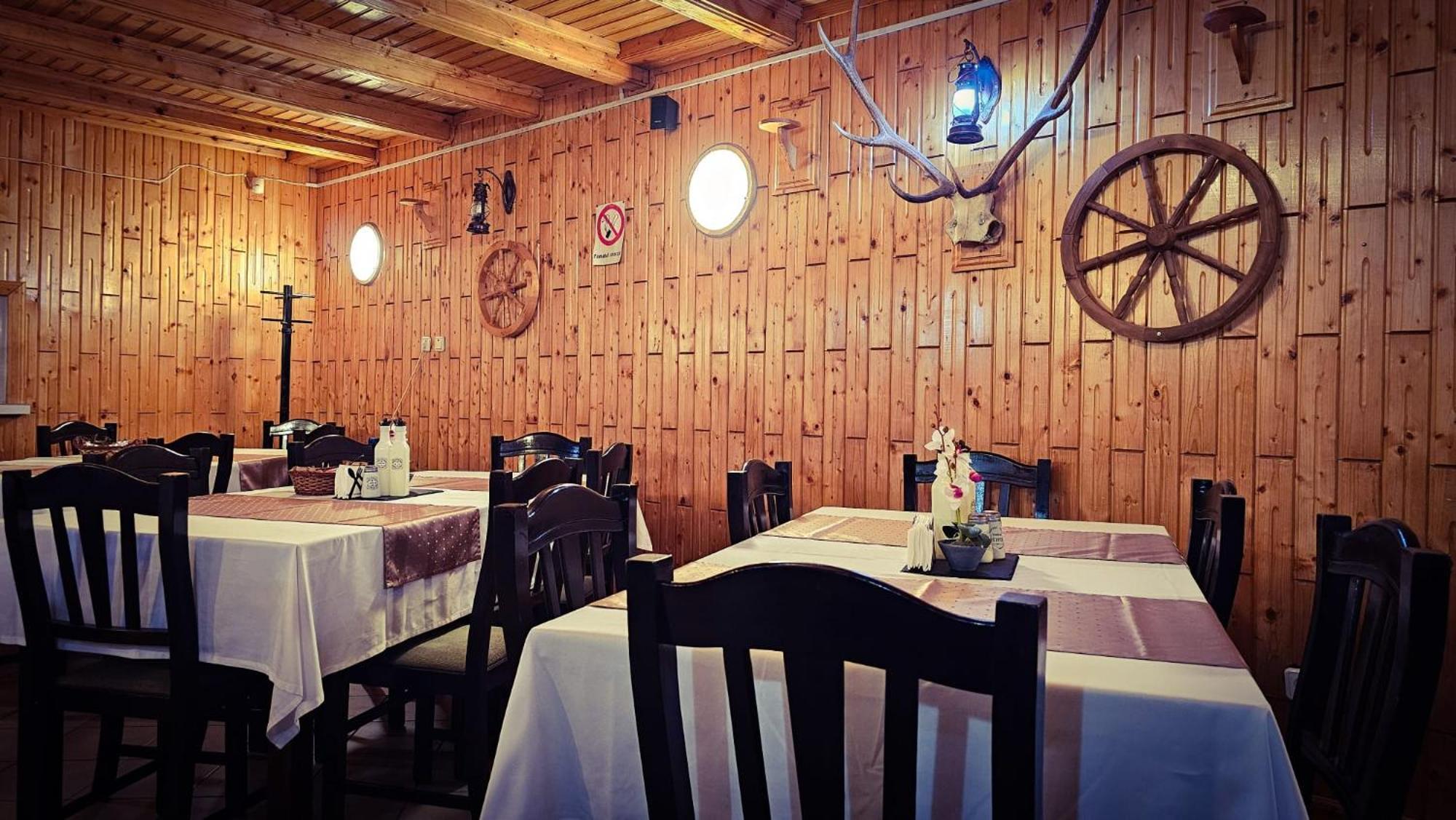 Pensiunea La Taverna Traisteni Ngoại thất bức ảnh