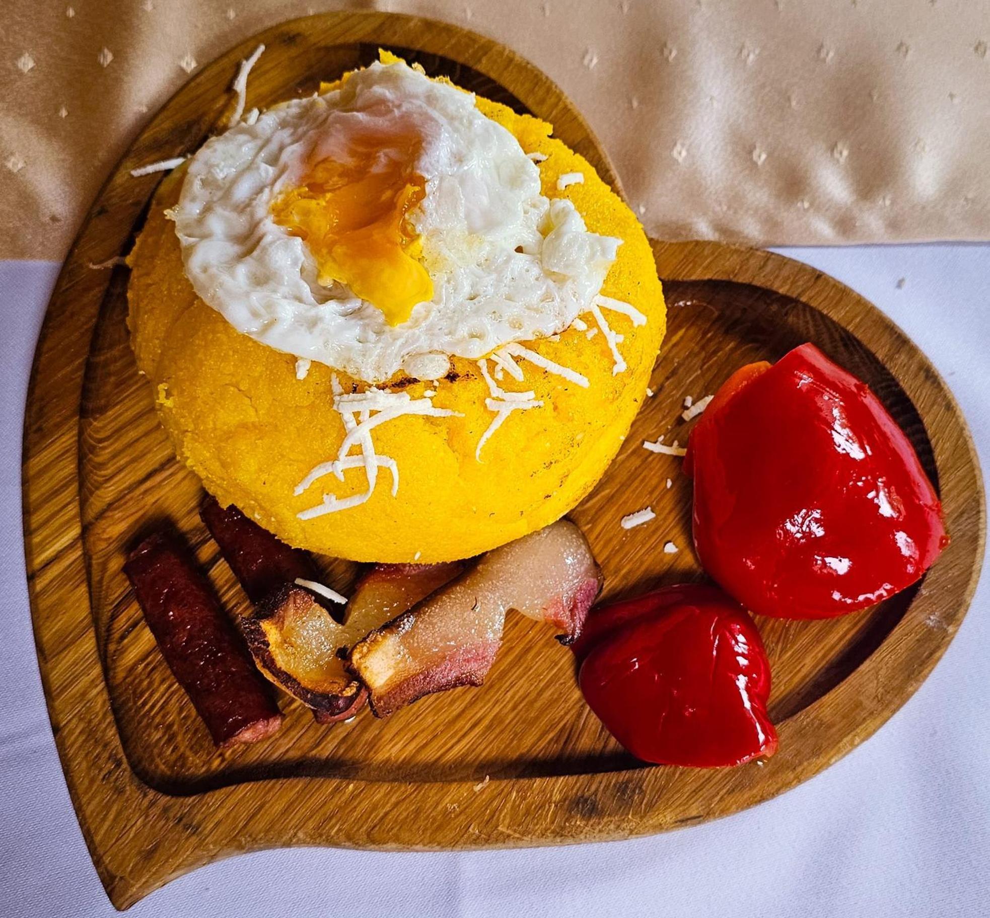 Pensiunea La Taverna Traisteni Ngoại thất bức ảnh
